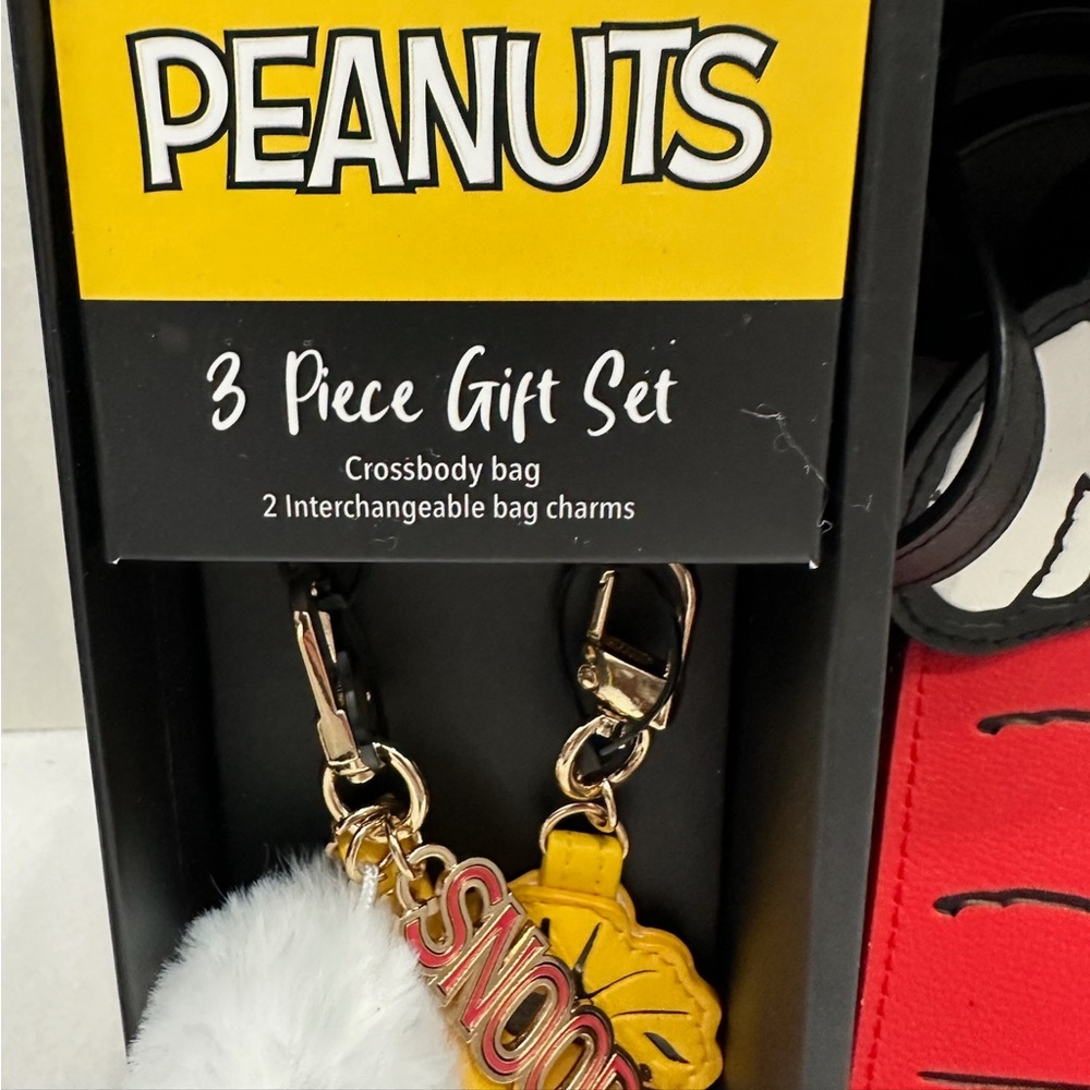 NIB Peanuts 3 Piece Set Snoopy Woodstock Doghouse Crossbody Bag & Keychain Charm - Picture 3 of 9
